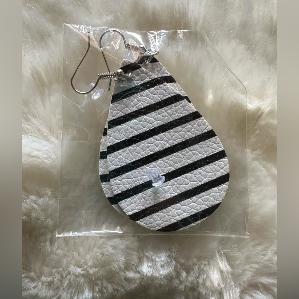 🦓stripped NEW TEARDROP EARRINGS